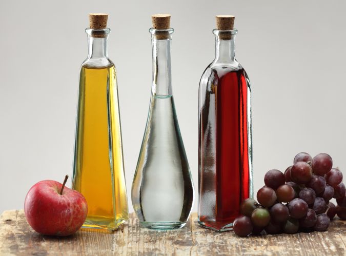 Botellas de vinagre de manzana, blanco y de vino