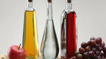 Botellas de vinagre de manzana, blanco y de vino