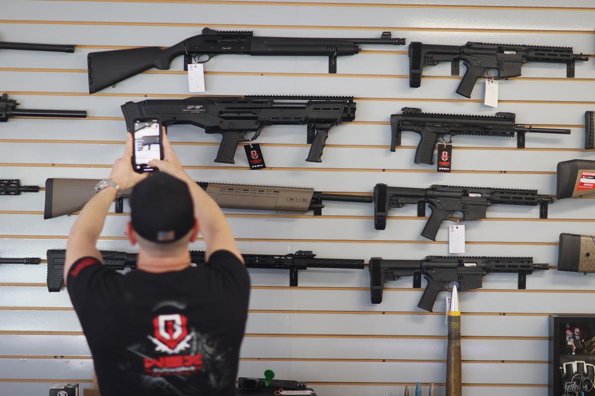 Gobernador de Florida promete ley que permitiría el porte de armas sin  permisos - El Diario NY