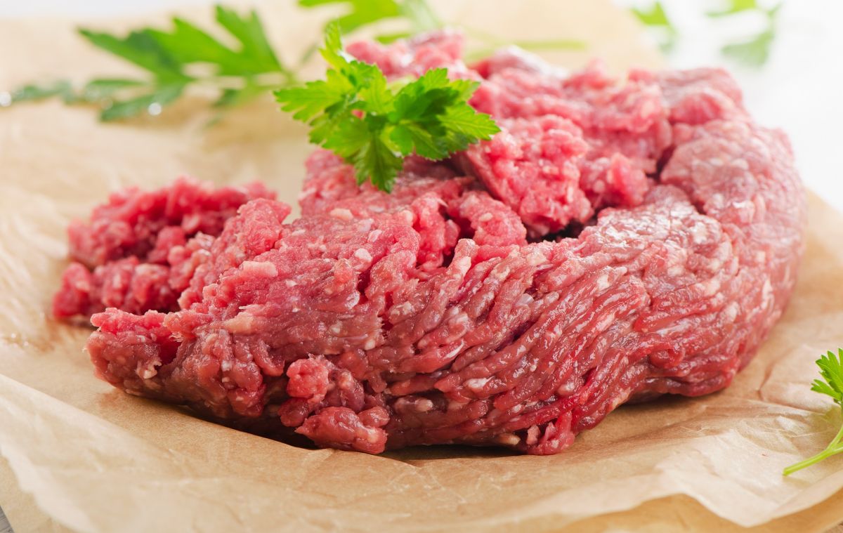 Las hamburguesas y otros productos con carne molida deben de cocinarse lo suficiente como para matar los gérmenes. 