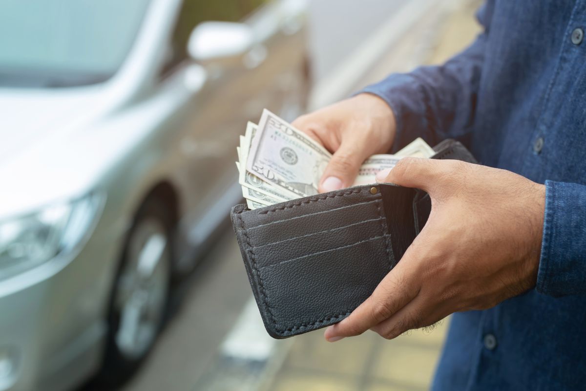 Refinanciar el préstamo de tu auto podría ayudarte a cumplir con los pagos.
