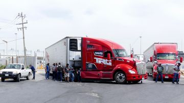 Transportistas mexicanos bloquean puente internacional entre México y EE.UU.