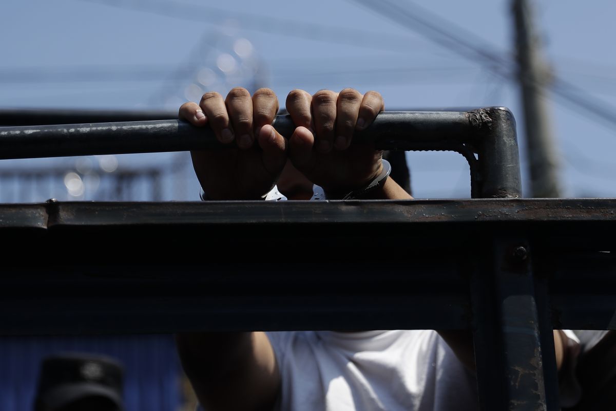 Supuestos "pandilleros" son trasladados, desde la delegación policial "El Penalito", hacia una cárcel de San Salvador (El Salvador). El Salvador intensificó en los últimos días las capturas de supuestos pandilleros como parte de las medidas de un régimen de excepción que continuará hasta finales de mayo, que suspende garantías constitucionales y otorga poderes extraordinarios al Gobierno de Nayib Bukele para su "guerra contra las pandillas". 