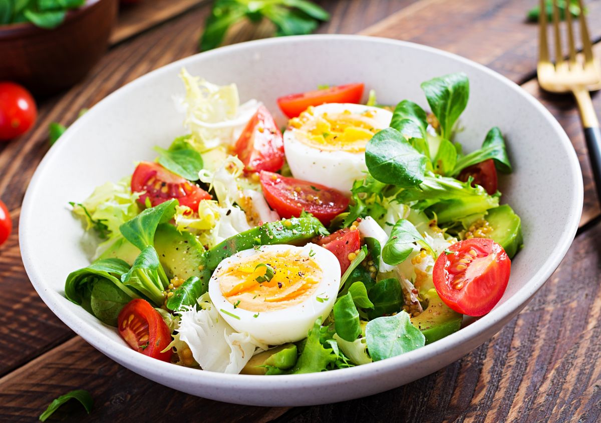 Salad with eggs and avocado