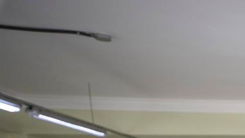 El diseñador dominicano Martín Polanco dirige algunos alumnos durante las clases de confección de moda de su escuela taller, el 1 de abril de 2022.