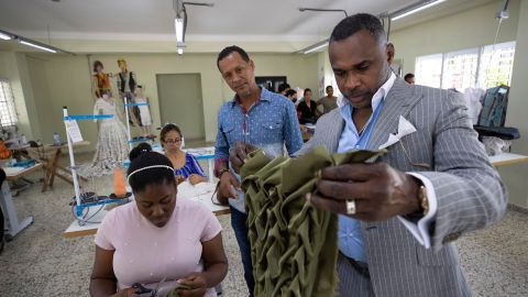 El diseñador dominicano Martín Polanco dirige algunos alumnos durante las clases de confección de moda de su escuela taller, el 1 de abril de 2022.