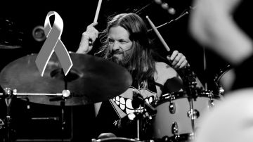 Los Grammy rendirán homenaje al difunto baterista de Foo Fighters, Taylor Hawkins.