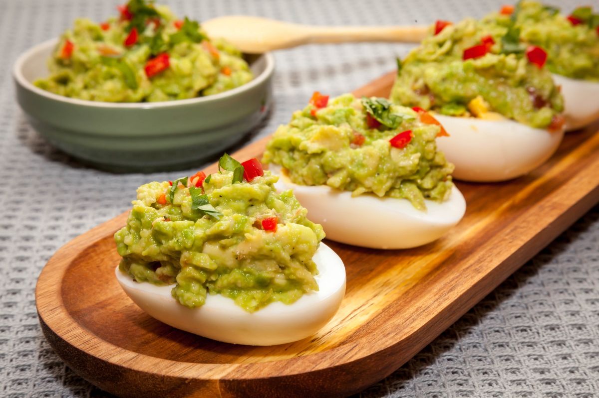 Huevos rellenos de guacamole