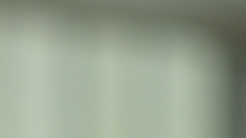 Niña bebiendo jugo de manzana