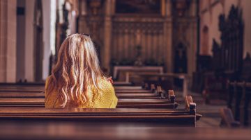 Mujer rezando iglesia
