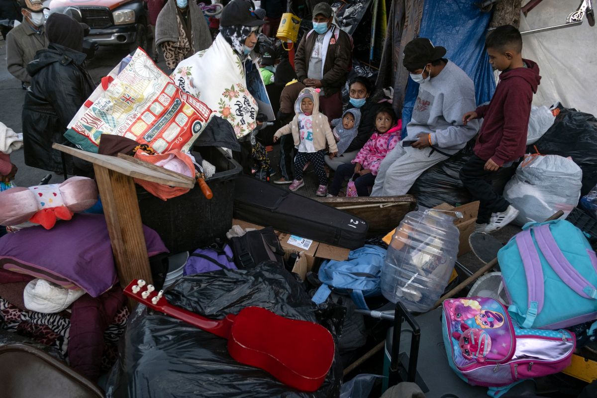 Los migrantes fueron encontrados "en condición de hacinamiento en cuartos de un hotel" en el Estado de México. 