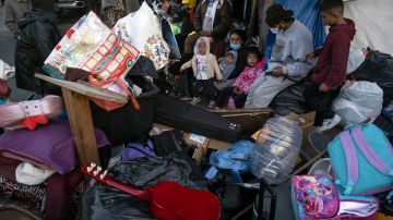 FOTOS: Al menos 79 migrantes fueron hallados hacinados en un hotel en el centro de México