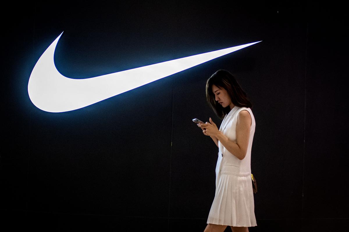 Olla de crack Retorcido Coincidencia Nike vende un par de tenis virtuales por $186,000 dólares en el metaverso -  El Diario NY