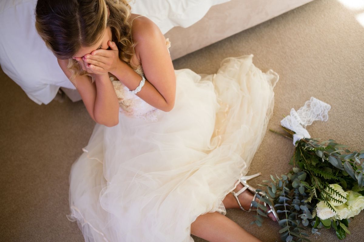 Una mujer está a punto de cancelar su boda porque su prometido sigue casado con su ex.