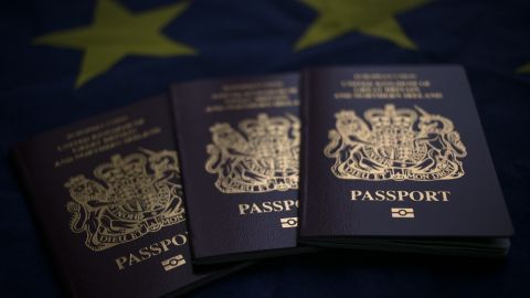 Cómo la guerra en Ucrania ha cambiado la lista de los pasaportes más poderosos del mundo