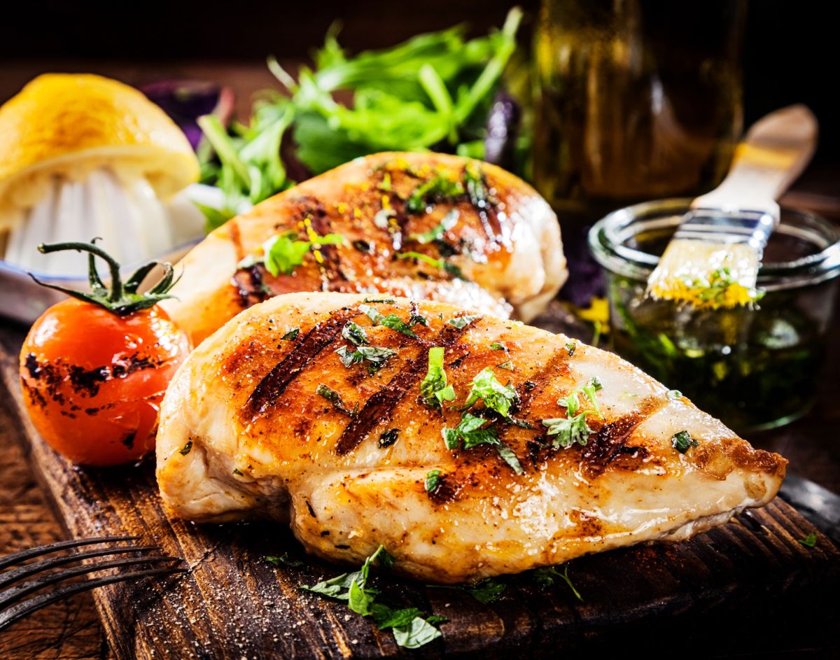 La pechuga de pollo es rica en proteína, la cual ayuda al cuerpo a reparar los músculos y desarrollar resistencia.