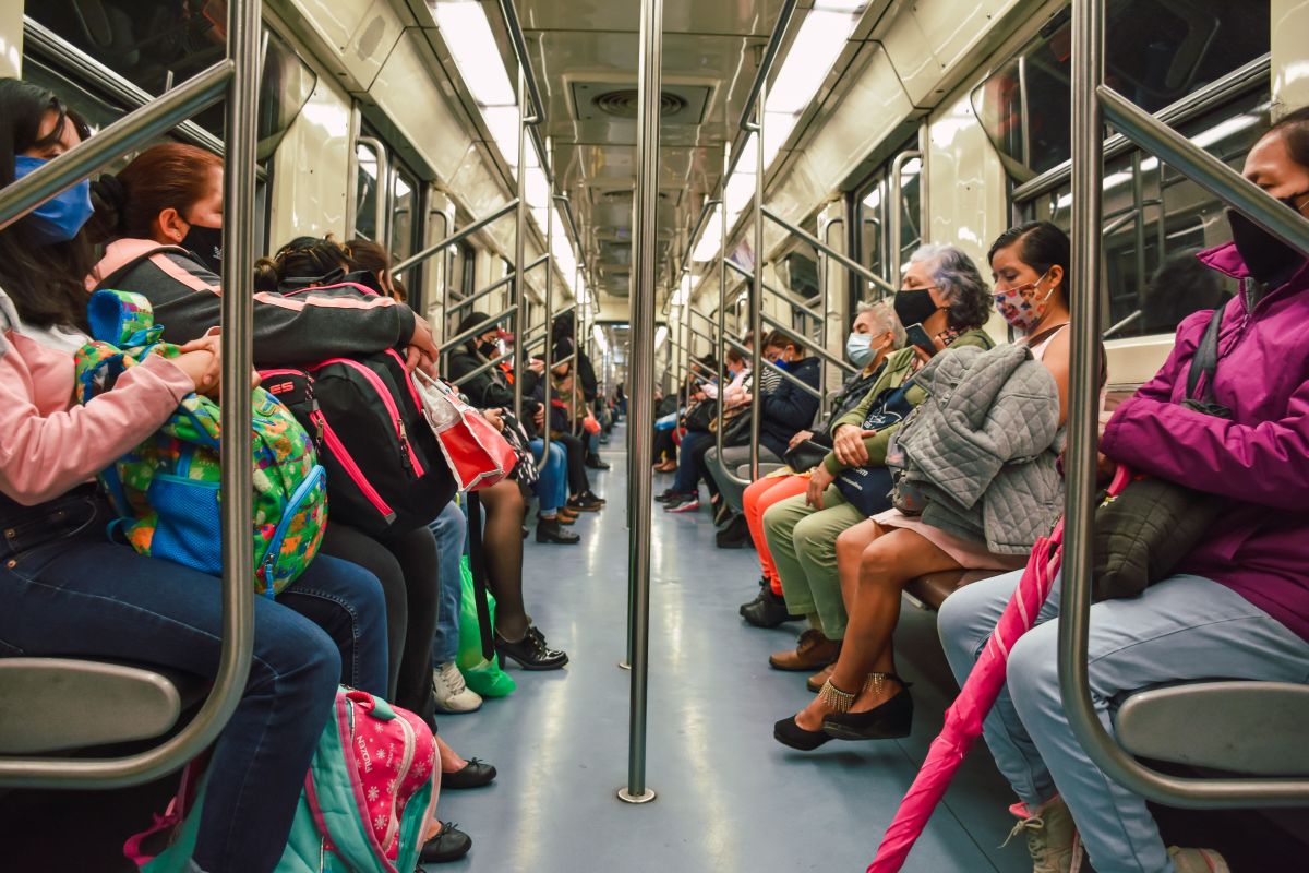 El hombre abordó el metro con su amante si imaginarse que viajaba ahí su esposa y su hijo.