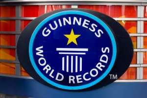 Hombre de 100 años rompe récord Guinness por trabajar 84 años en la misma empresa