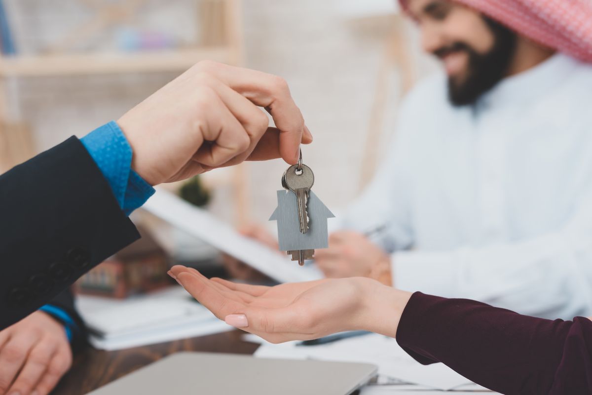 El que las tasas de las hipotecas estén aumentando actualmente es solo una de las condiciones que están ocurriendo que podrían hacer poco conveniente comprar una casa.