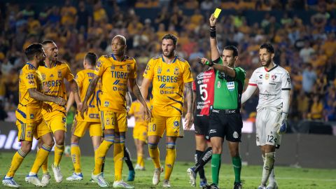 AME1435. MONTERREY (MÉXICO), 21/05/2022.- Jugadores de Tigres de la UANL reclaman al arbitro Cesar Ramos (d) una jugada ante Atlas.