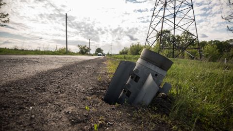 Restos de un misil camino a la localidad de Vil'khivka, en la región de Járkov en Ucrania.