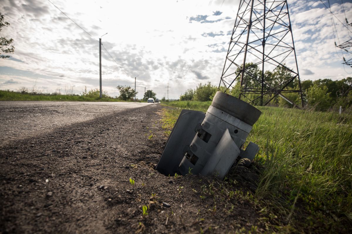 Restos de un misil camino a la localidad de Vil'khivka, en la región de Járkov en Ucrania.