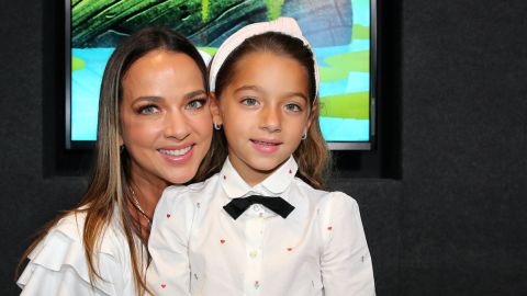 La presentadora Adamari López junto a su hija.