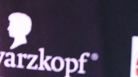 Marjorie de Sousa se estrena de pelirroja en la presentación de su portada en el Winter Holliday Issue.