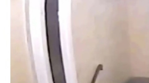 Uno de los ladrones apuntando con una pistola.