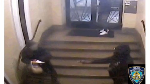 Uno de los ladrones apuntando con una pistola.