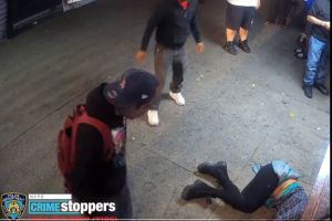 Nueva York salvaje: tres hombres dan brutal paliza a mujer en calle de El Bronx a la vista de otros y nadie intervino; video NYPD