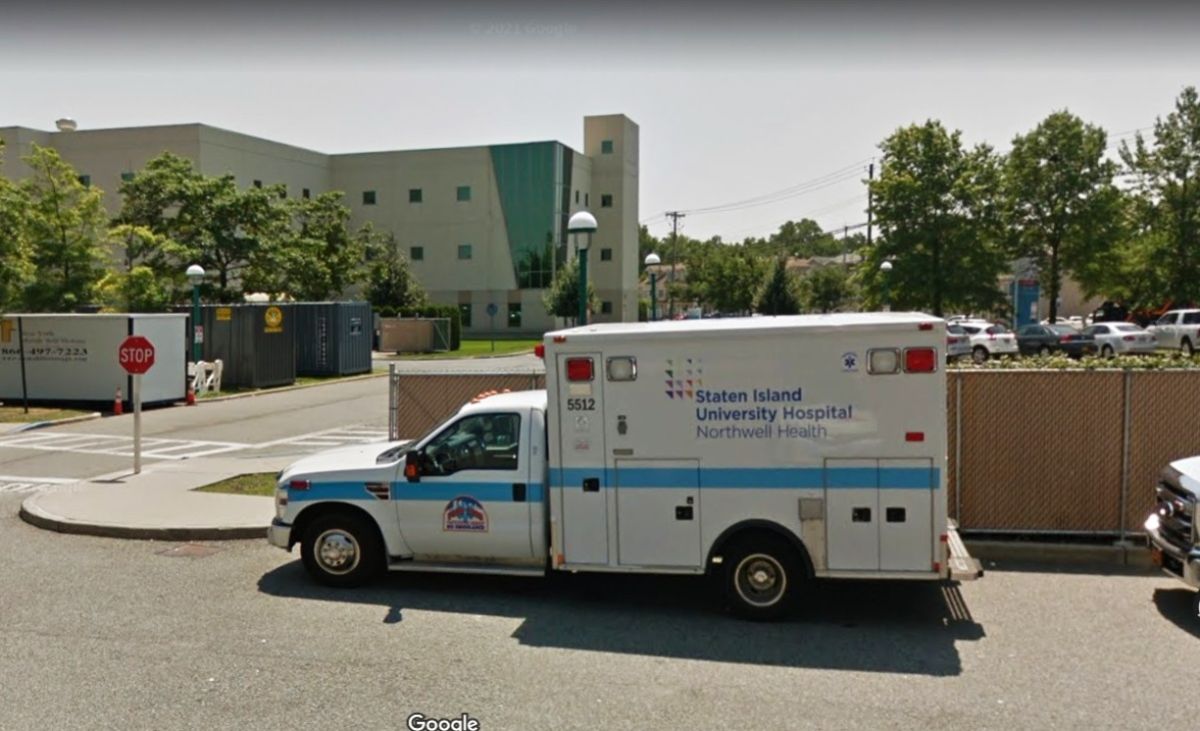Ambulancia del Staten Island University Hospital.