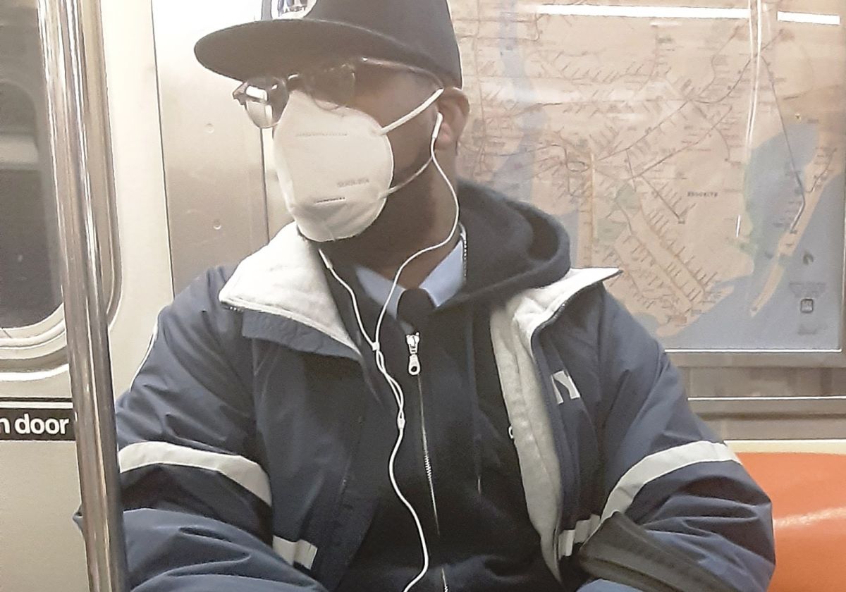 Mascarilla para prevenir el virus en el Metro de NYC.