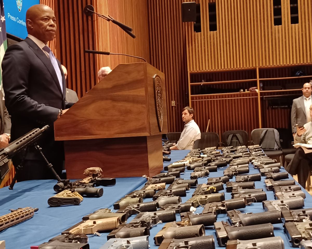 El mandatario municipal mostró este miércoles 131 armas con componentes vinculados con 'kits' caseros.