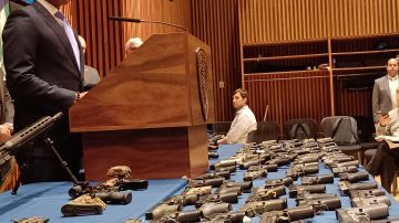 El mandatario municipal mostró este miércoles 131 armas con componentes vinculados con 'kits' caseros.