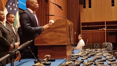 El alcalde Eric Adams, mostrando  "armas fantasmas" en la sede principal de NYPD, mayo 2022.