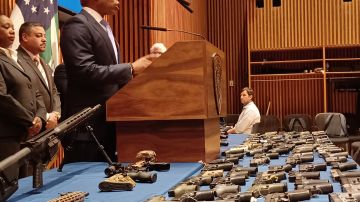 El alcalde Eric Adams, mostrando  "armas fantasmas" en la sede principal de NYPD, mayo 2022.
