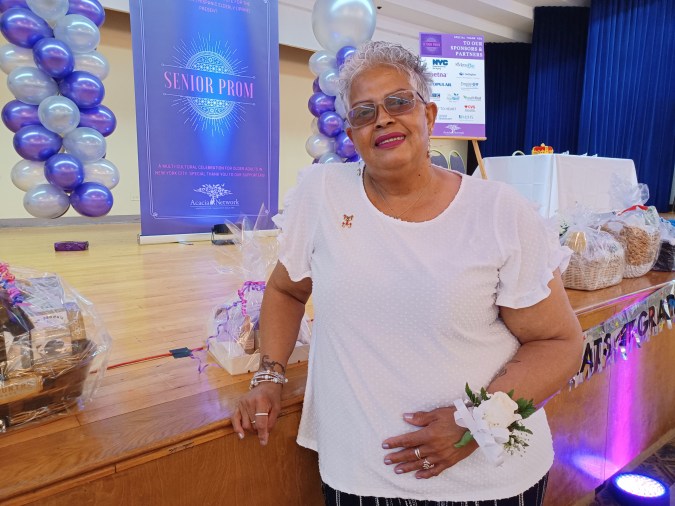 Luego de meses de desolación y miedo en medio de la pandemia, los ancianos empiezan a integrarse