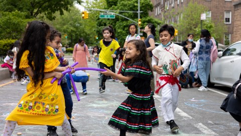 Niños juegan en la Avenina 34.