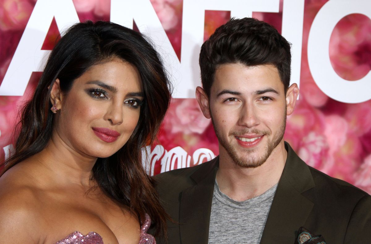 El cantante Nick Jonas con su esposa Priyanka Chopra.