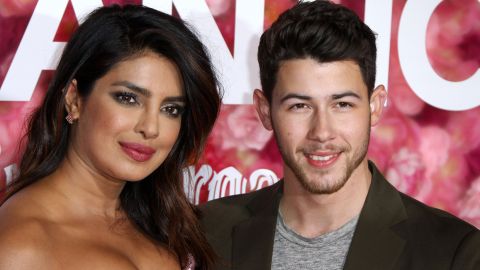 El cantante Nick Jonas con su esposa Priyanka Chopra.