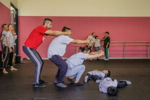 Migrantes en la frontera de México y Estados Unidos recrean su travesía con una ópera