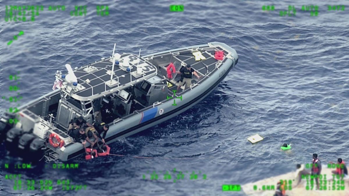 Equipo de rescate de aire y mar de la Guardia Costera en las labores de rescate de indocumentados por la isla de Desecheo.