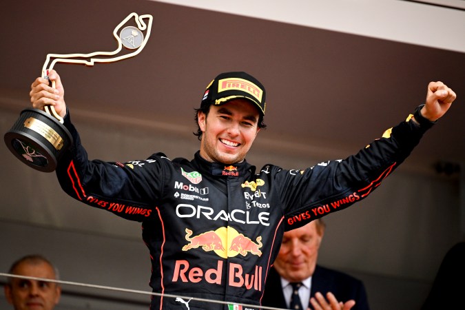 Checo Pérez agradece en el podio por el apoyo recibido. EFE/EPA/CHRISTIAN BRUNA