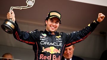 Checo Pérez celebra en el podio tras su victoria en el Gran Premio de Mónaco de la Fórmula 1.