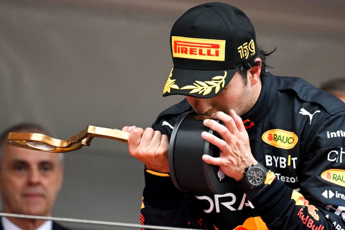 Checo Pérez besa la estatuilla que recibió por ganar el Gran Premio de Mónaco. EFE/EPA/CHRISTIAN BRUNA
