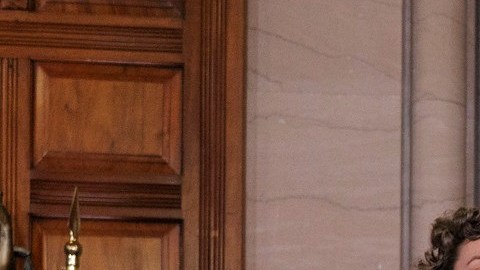 La gobernadora Kathy Hochul tras la firma de la Ley de Sobrevivientes Adultos, acompañada -entre otros- por la asambleísta Linda Rosenthal (segunda de izq. a der.) y el senador estatal Brad Hoylman, patrocinadores de la legislación.
