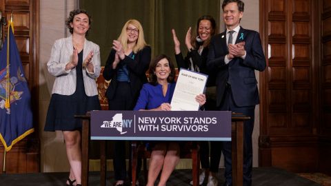 La gobernadora Kathy Hochul tras la firma de la Ley de Sobrevivientes Adultos, acompañada -entre otros- por la asambleísta Linda Rosenthal (segunda de izq. a der.) y el senador estatal Brad Hoylman, patrocinadores de la legislación.