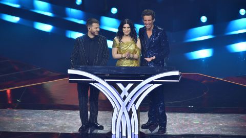 En la imagen aparecen los presentadores de la gran final de Eurovisión 2022: Alessandro Cattelan, Laura Pausini y Mika.