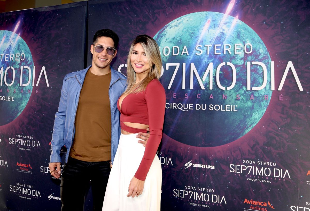 El cantante Chyno Miranda acompañado por Natasha Araos en el 2018.
